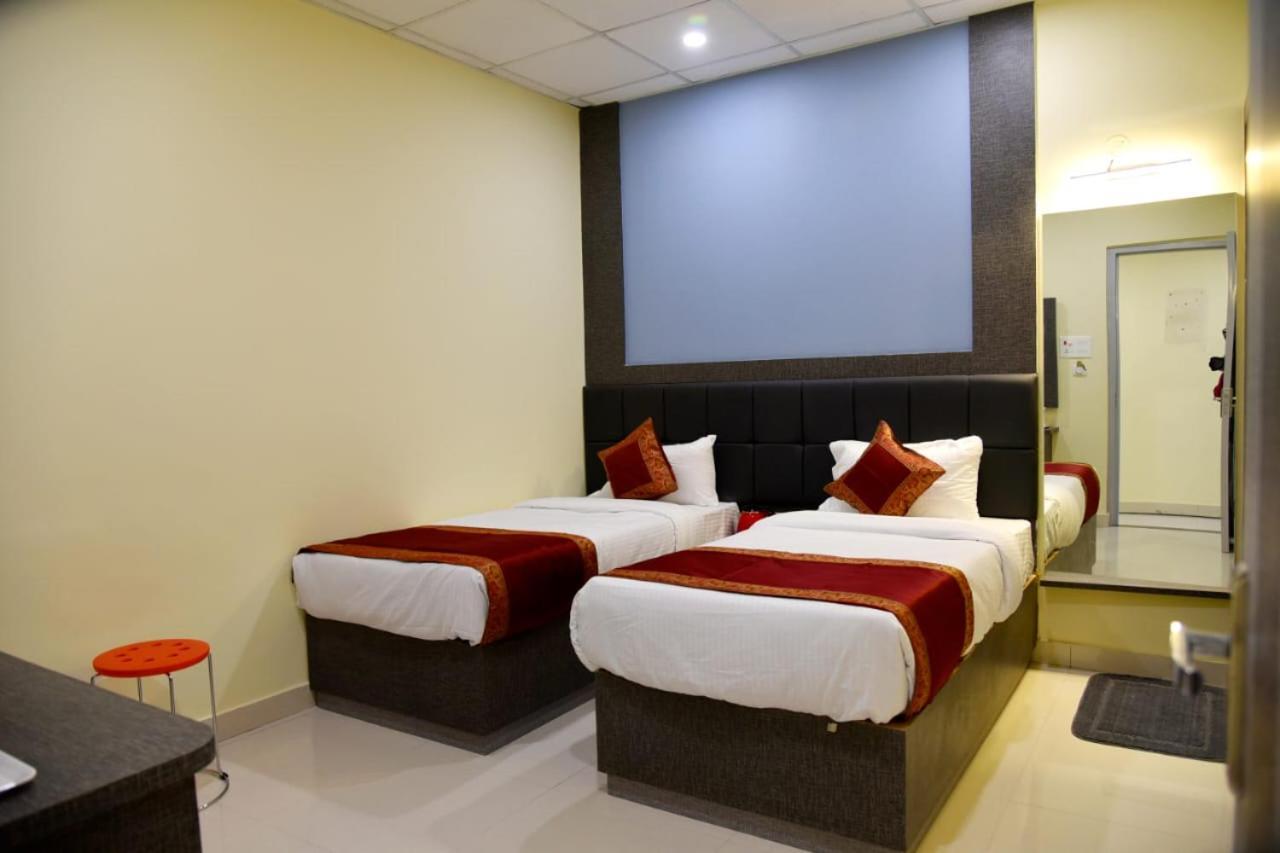 Hotel Tridev Grand Varanasi Eksteriør bilde