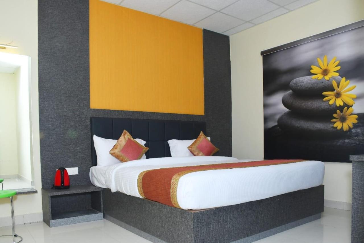 Hotel Tridev Grand Varanasi Eksteriør bilde