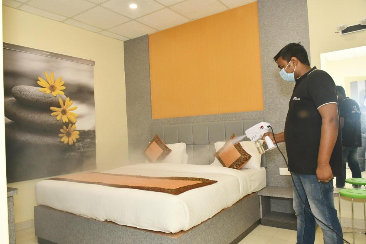 Hotel Tridev Grand Varanasi Eksteriør bilde