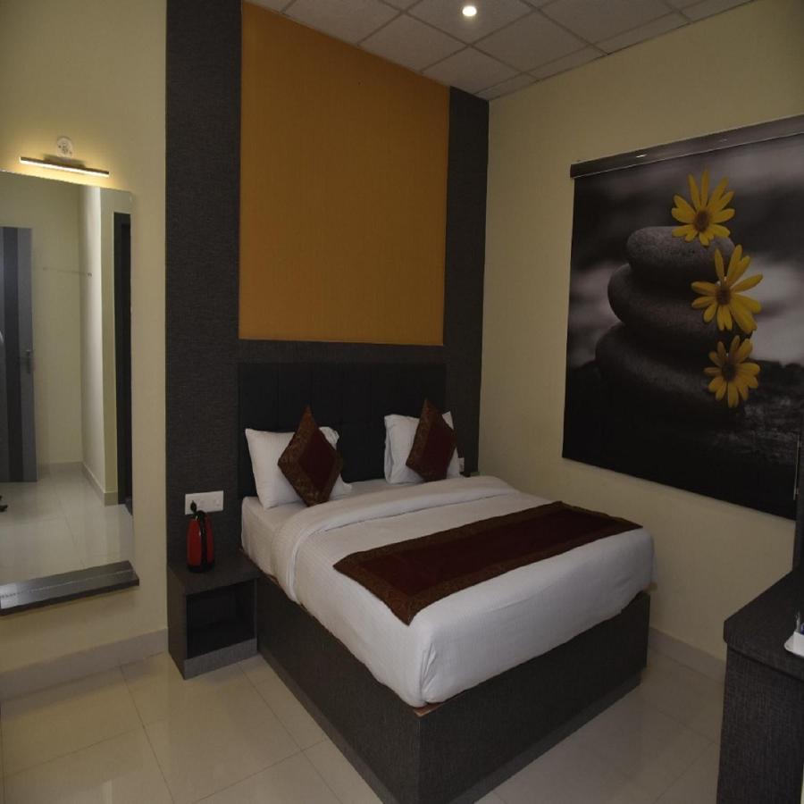 Hotel Tridev Grand Varanasi Eksteriør bilde