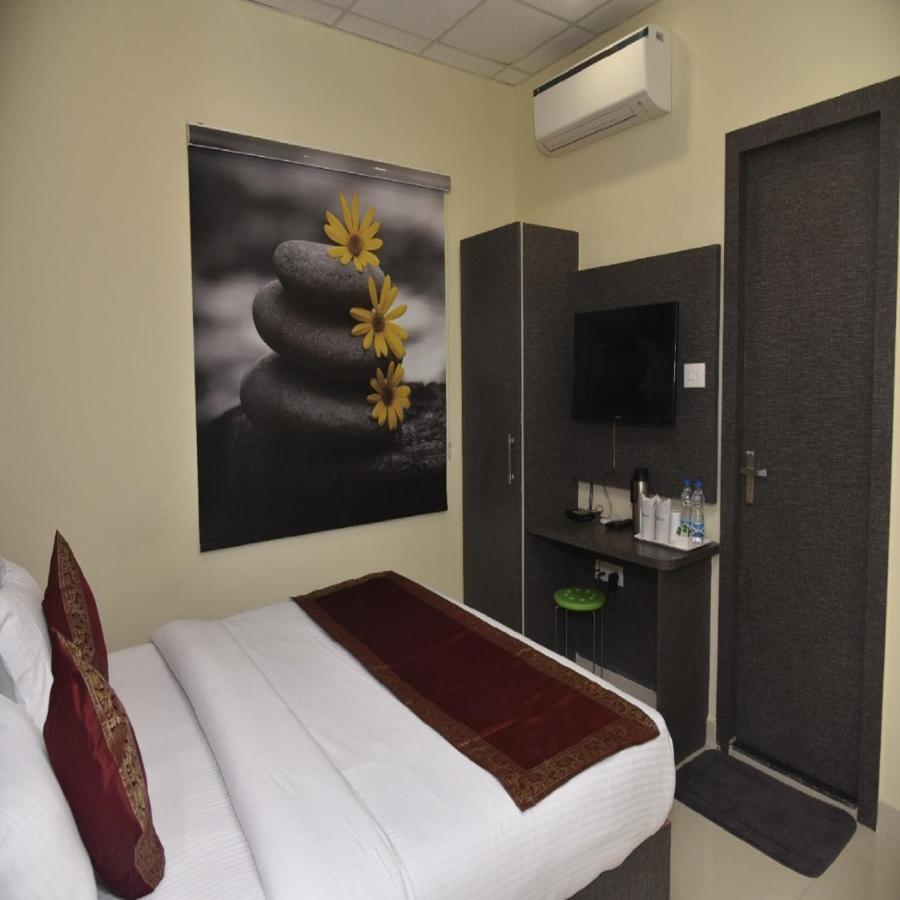Hotel Tridev Grand Varanasi Eksteriør bilde