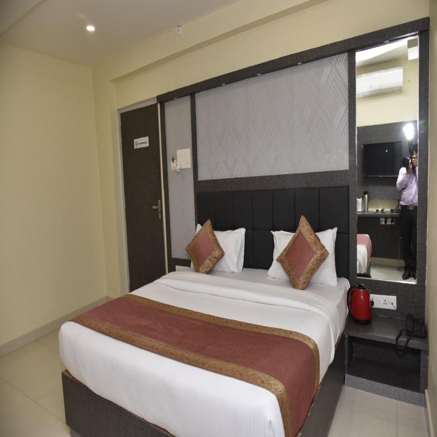 Hotel Tridev Grand Varanasi Eksteriør bilde